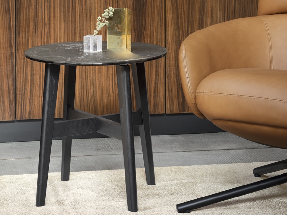 Στρογγυλό τραπεζάκι Abrey Calligaris δίπλα σε καναπέ – Adamopoulos Casa Ideale Αθήνα